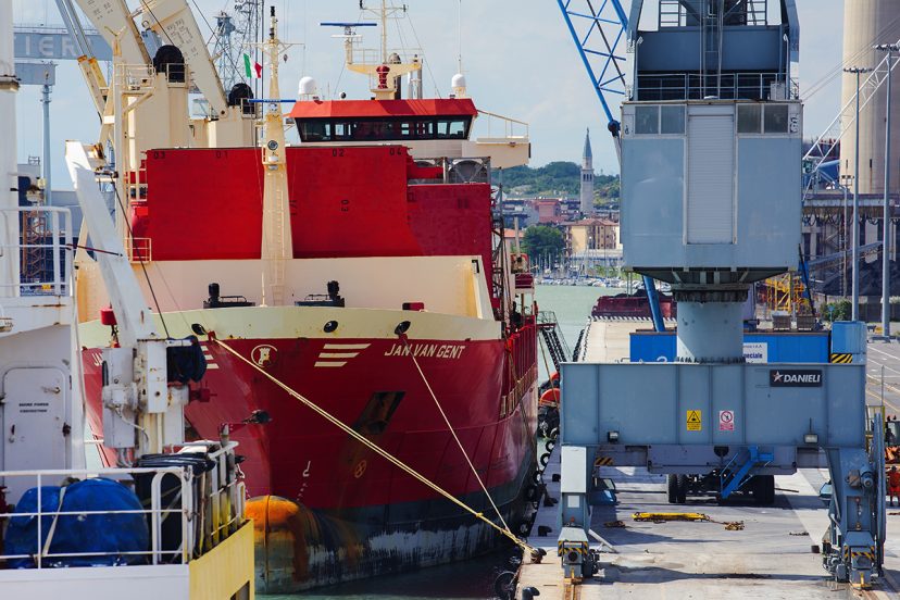 Monfalcone, a battle on the quay: Spliethoff leaves the port