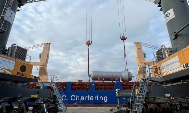 Monfalcone, project cargo operated in tandem after the arrival of the new crane