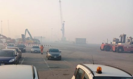 Incendio e porto di Monfalcone, sindacati ai lavoratori: «Tornate a casa»<h2 class='anw-subtitle'>Scalo di Portorosega a mezzo servizio a causa del fumo che ha invaso le banchine</h2>