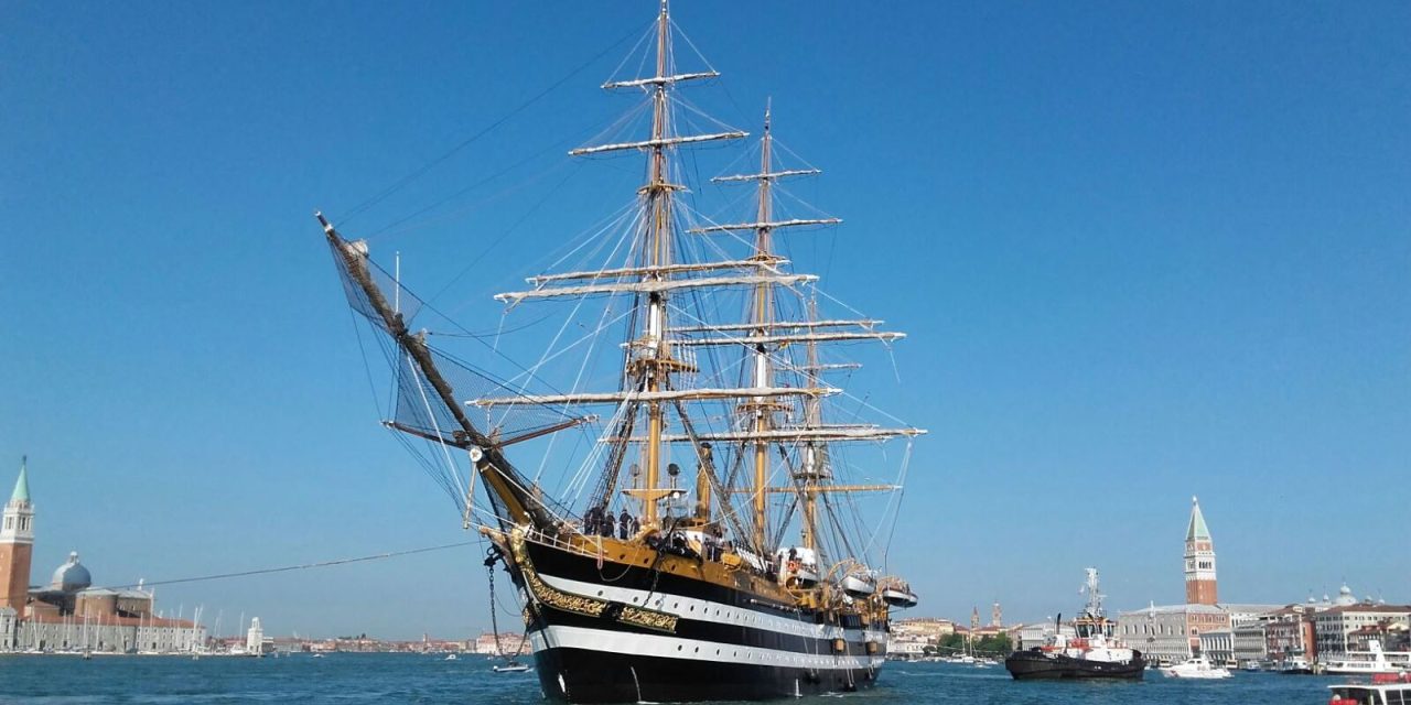 Venezia, incidente alla Amerigo Vespucci<h2 class='anw-subtitle'>Un catamarano in manovra ha sbattuto contro la prua della nave scuola: pochi danni e niente feriti</h2>