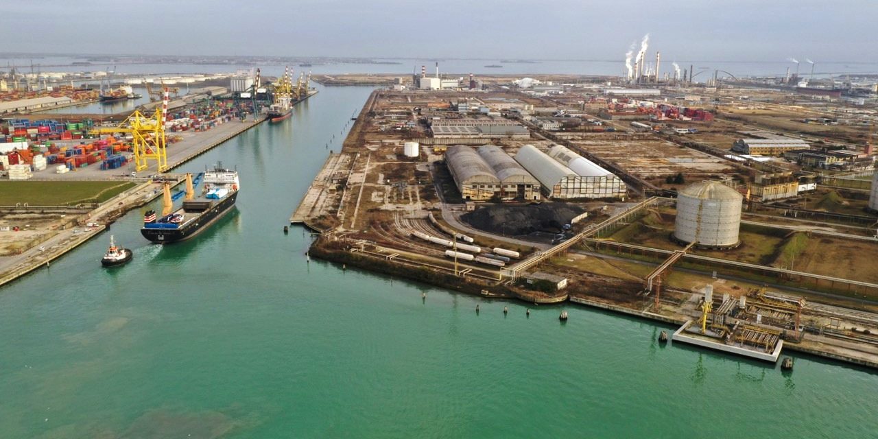 Porto Marghera amplia operatività notturna e accessibilità nautica<h2 class='anw-subtitle'>Ordinanza della Capitaneria dopo lo studio dell'Authority. Becce, Vpc: «Nuova frontiera per i traffici veneziani»</h2>