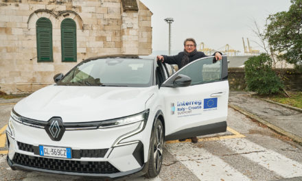 Porto di Trieste sempre più “elettrico”: stazioni di ricarica e automobili<h2 class='anw-subtitle'>Consegnati due nuovi veicoli all'Authority, che a breve realizzerà infrastrutture per trattori e reach stacker</h2>