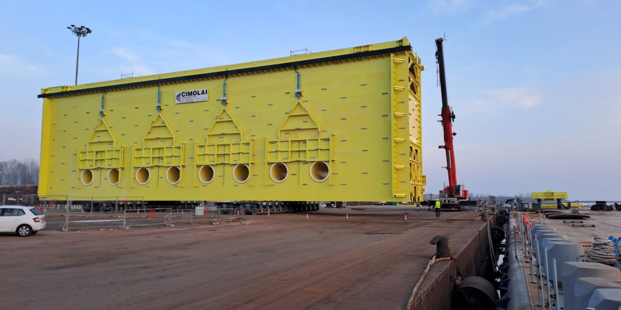 Porta per il Mose da Monfalcone a Venezia<h2 class='anw-subtitle'>Realizzata da Cimolai, è stata imbarcata oggi e servirà a garantire la navigazione alla Conca di Malamocco</h2>