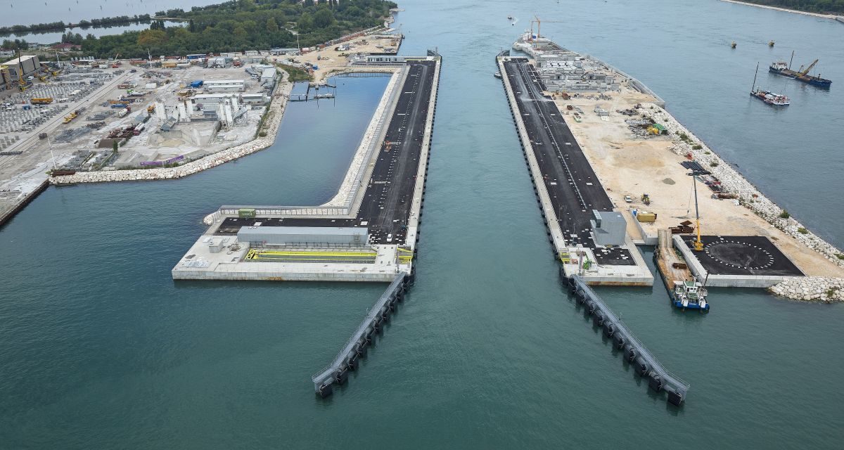 Porto di Venezia, Mose: ok primo test alla conca di Malamocco<h2 class='anw-subtitle'>Il passaggio consentirà alle navi di arrivare a Marghera anche quando il sistema è in funzione</h2>