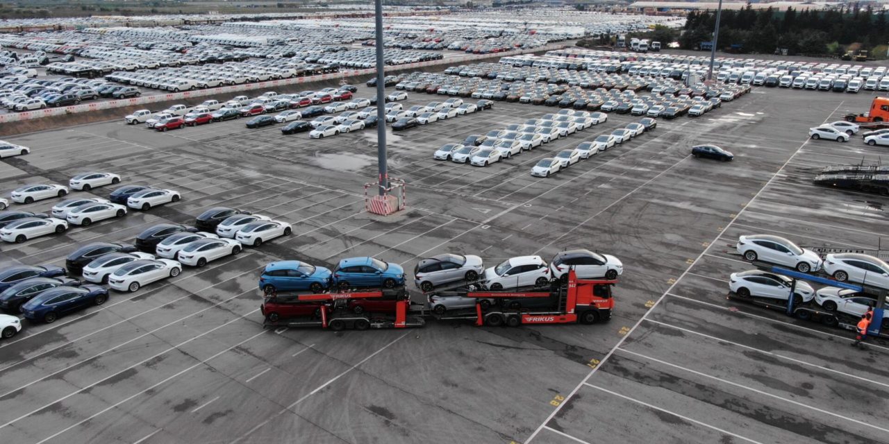 Al porto di Capodistria operazioni paperless per le bisarche<h2 class='anw-subtitle'>Avviata la fase sperimentale del sistema che, entro il 3 luglio, eliminerà i documenti cartacei per i camion che trasportano automobili</h2>