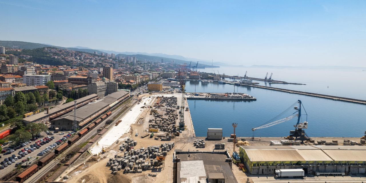 Anche una rampa per Ro-Ro nel restlyling del porto di Fiume<h2 class='anw-subtitle'>Siglato nel giorni scorsi un accordo per la sistemazione della pavimentazione stradale nell'area di stoccaggio nei pressi del Molo Vienna</h2>