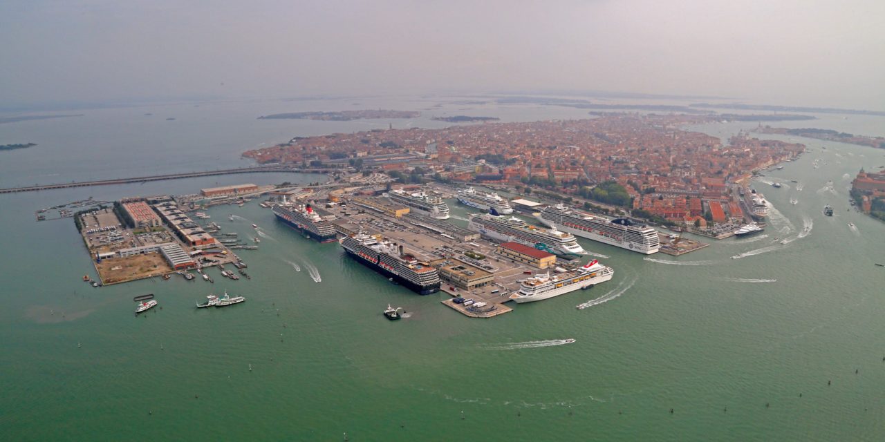 Crociere a Venezia, protesta di Compagnie e operatori<h2 class='anw-subtitle'>Denunciati ritardi nel trovare soluzioni dopo il decreto che ha limitato l'accesso alla Stazione marittima</h2>