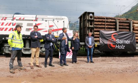 Partito il primo “treno del legno” dalla stazione di Bolzano<h2 class='anw-subtitle'>Allestiti due un binari supplementari per alleggerire il traffico su gomma per il trasporto di legname</h2>