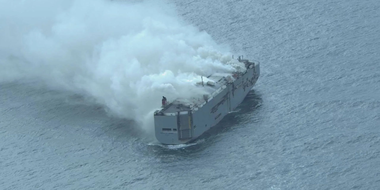 Car carrier ancora in fiamme al largo delle coste olandesi (video)<h2 class='anw-subtitle'>Morto un uomo dell'equipaggio, la causa del rogo pare sia attribuibile ad una o più automobili elettriche</h2>