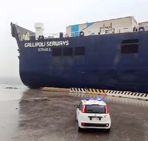 Maltempo a Trieste, Ro-Ro rompe gli ormeggi<h2 class='anw-subtitle'>Divelta una bitta alla Stazione marittima. Incidente al porto di Capodistria: vigile del fuoco colpito da un fulmine</h2>