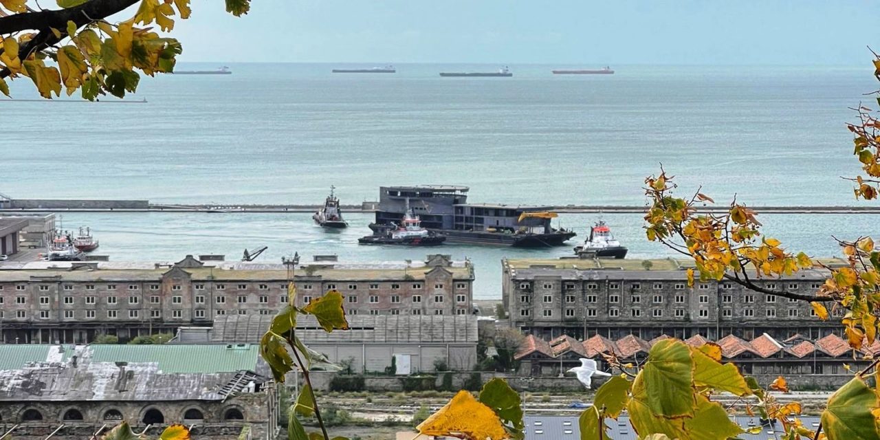 Chiatta rifugiata in Porto Vecchio a Trieste a causa del maltempo<h2 class='anw-subtitle'>Il carico doveva raggiungere Porto Marghera ma resterà a Trieste fino al miglioramento delle condizioni meteo</h2>