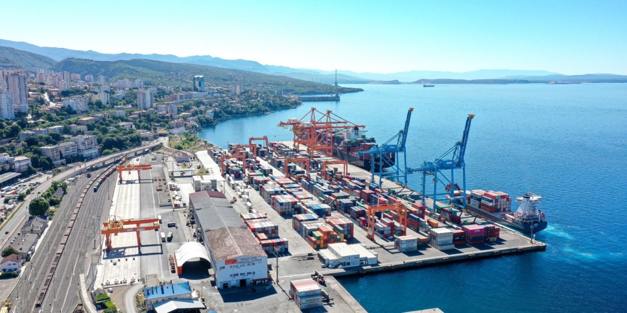 Al porto di Fiume cala il traffico, aumentano i ricavi ma non gli utili<h2 class='anw-subtitle'>Nei primi nove mesi del 2023 in crescita solo le merci varie, container a -2%</h2>