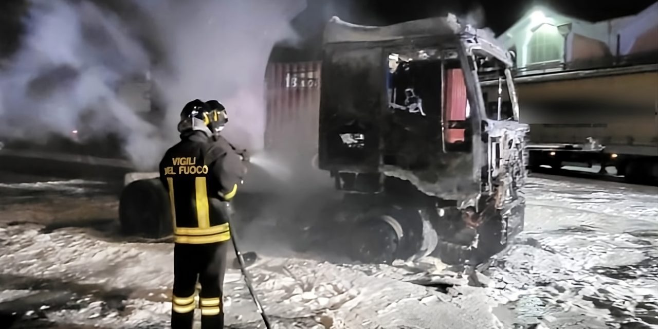 Porto di Trieste, camion a fuoco e intervento Vvff<h2 class='anw-subtitle'>Nessun ferito, sul posto anche l'emergenza medica e gli ispettori dell'Autorità portuale</h2>