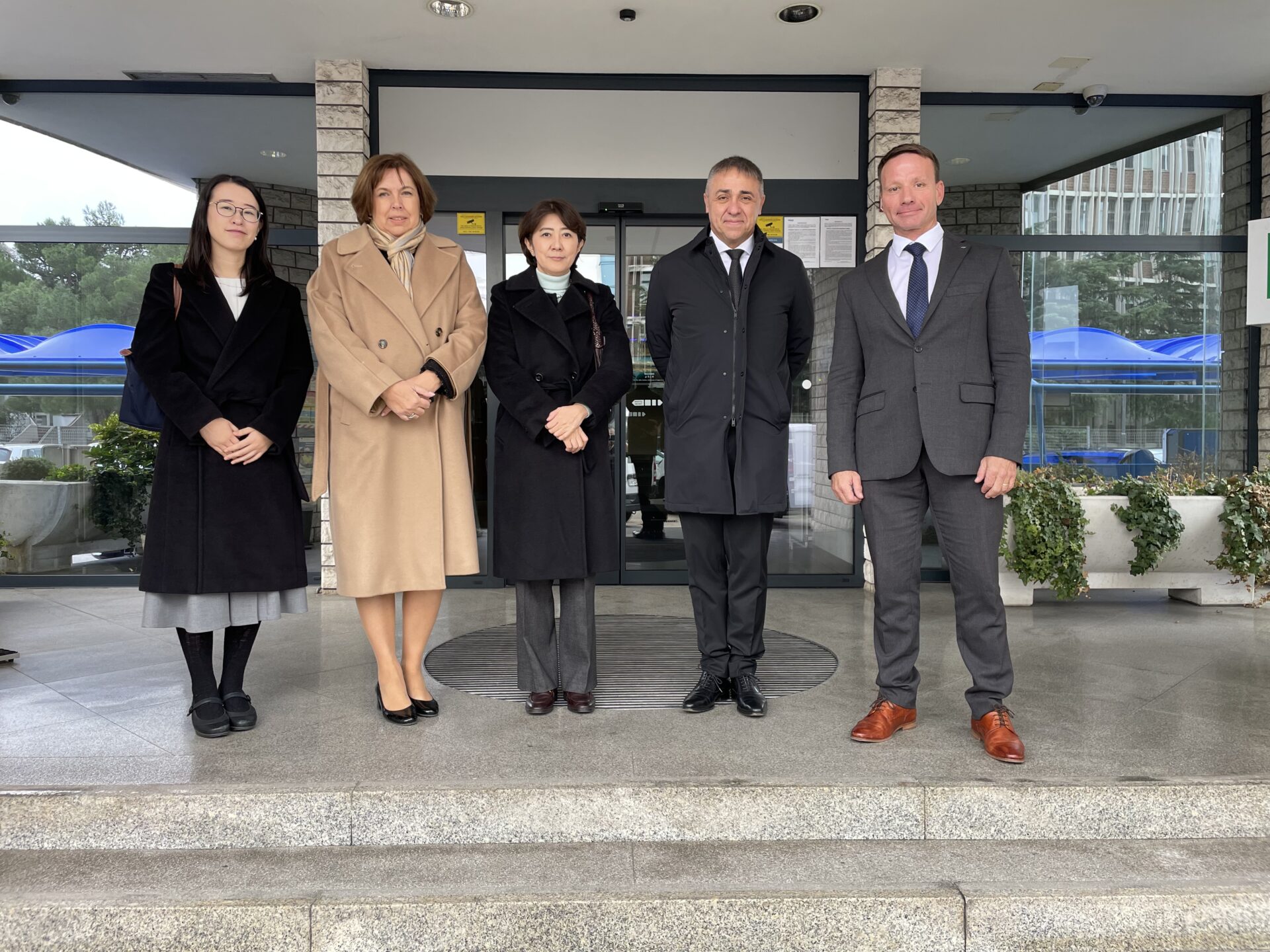 Al centro della foto, l'ambasciatore Akiko Yoshida e la presidente del Consiglio di amministrazione, Nevenka Kržan.