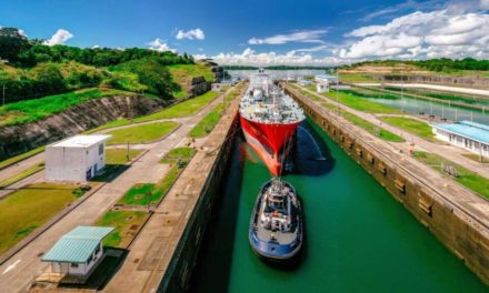 Suez e Panama, forniture natalizie a rischio per la crisi dei due canali<h2 class='anw-subtitle'>Gli attacchi nel Mar Rosso e la siccità minacciano le supply chain: compagnie di navigazione iniziano a dirottare le navi</h2>