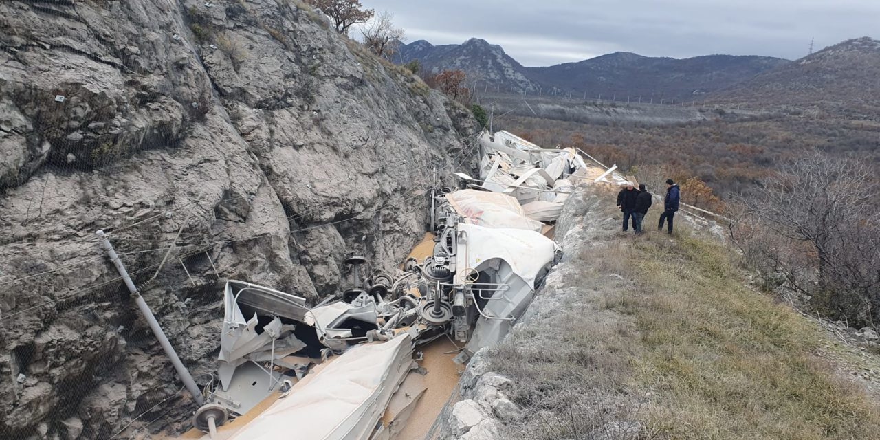 Traffico ferroviario in tilt al porto di Fiume dopo l’incidente a Škrljevo<h2 class='anw-subtitle'>Metrans avvisa i clienti e applica un supplemento di 75 euro a Teu per la deviazione</h2>