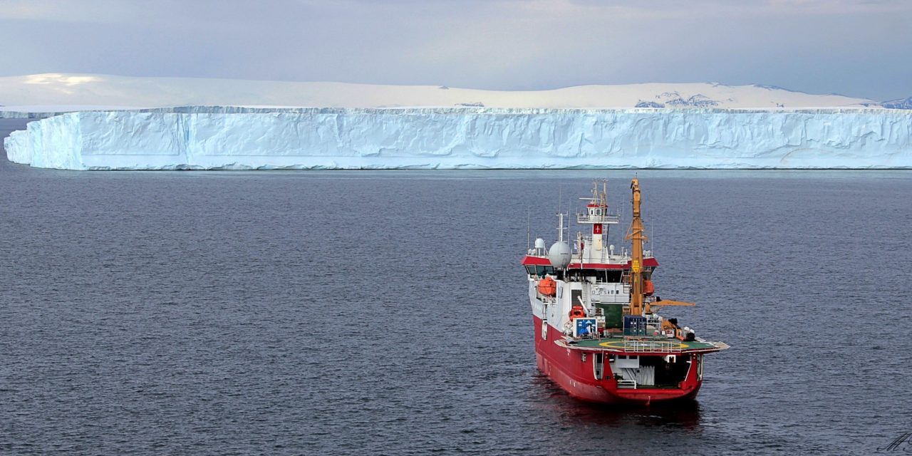 La Laura Bassi verso il Polo Sud<h2 class='anw-subtitle'>La rompighiaccio dell'Ogs di Trieste navigherà due mesi in Antartide</h2>