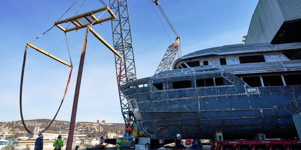 Trieste, Seadock vara maxiyacht nel Canale di Zaule<h2 class='anw-subtitle'>Lo scafo nato dalla collaborazione della società del Gruppo Samer con il Consorzio CNB</h2>