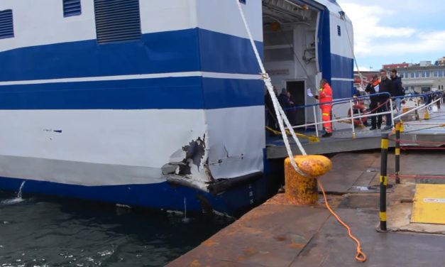 Traghetto urta banchina a Napoli