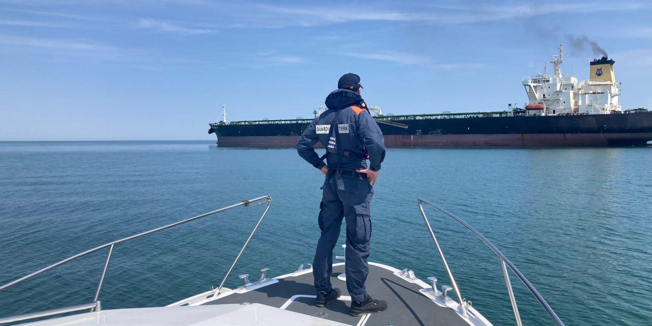 Venezia, Guardia costiera soccorre marittimo su nave in rada<h2 class='anw-subtitle'>Coordinato l’intervento della motovedetta SAR CP 833 con a bordo personale medico del 118</h2>