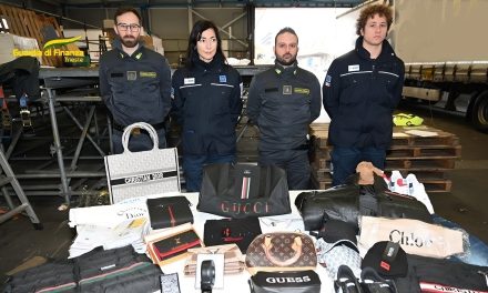 Abbigliamento contraffatto, sequestro record al porto di Trieste<h2 class='anw-subtitle'>Guardia di Finanza e Agenzia delle Dogane intercettano traffico tra Italia e Germania, proveniente dalla Turchia</h2>