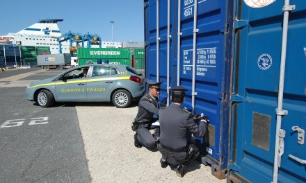 Sequestro di “moda” al porto di Trieste<h2 class='anw-subtitle'>Operazione di Gdf e Adm per intercettare capi con falsi brand per un valore stimato di 15 milioni di euro</h2>