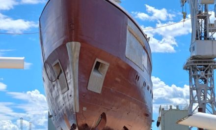 Varato a Trieste il nuovo yacht di Cartubi per Benetti<h2 class='anw-subtitle'>Utilizzata la chiatta semisommergibile Ant, come già fatto per il trasporto del pontone Ursus</h2>